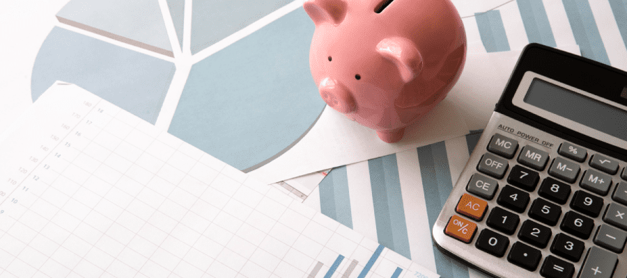 Pessoa organizando finanças com tranquilidade em 2026