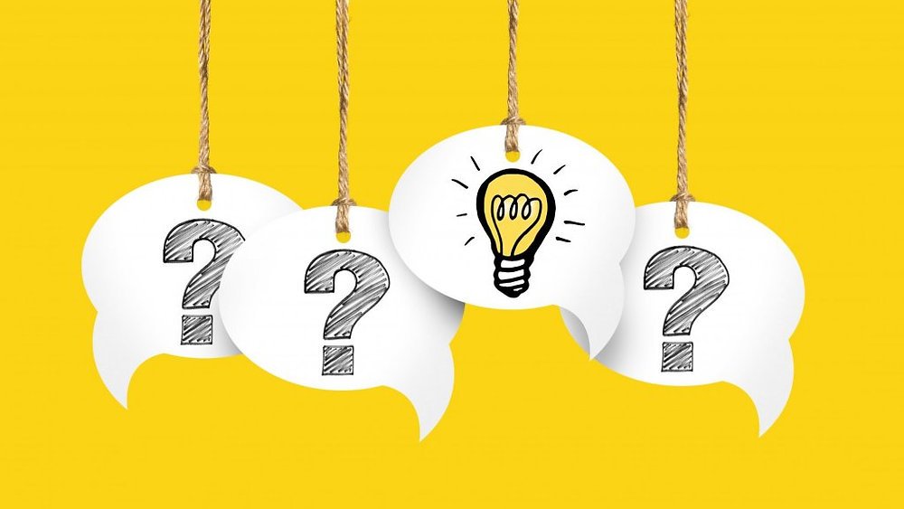 Pessoa diante da tela em branco refletindo antes de escrever