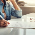 Pessoa tentando escrever um texto claro organizando ideias antes de escrever